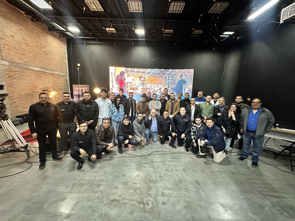 Asistentes del Blackmagic Week Colombia 2026 frente a la pantalla LED del Estudio 5 de TIS Productions en Bogotá