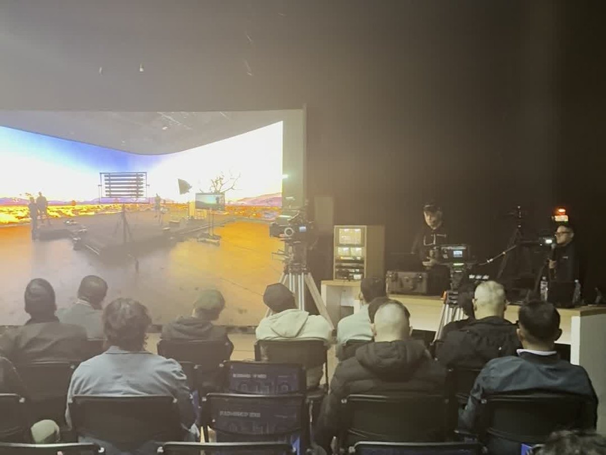 Bloque de producción virtual con pantalla LED de gran formato en el Blackmagic Week Colombia 2026