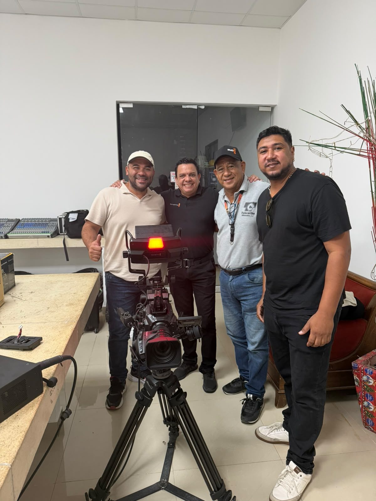 Cámara Blackmagic URSA Broadcast G2 en trípode durante la demostración técnica en Telecaribe