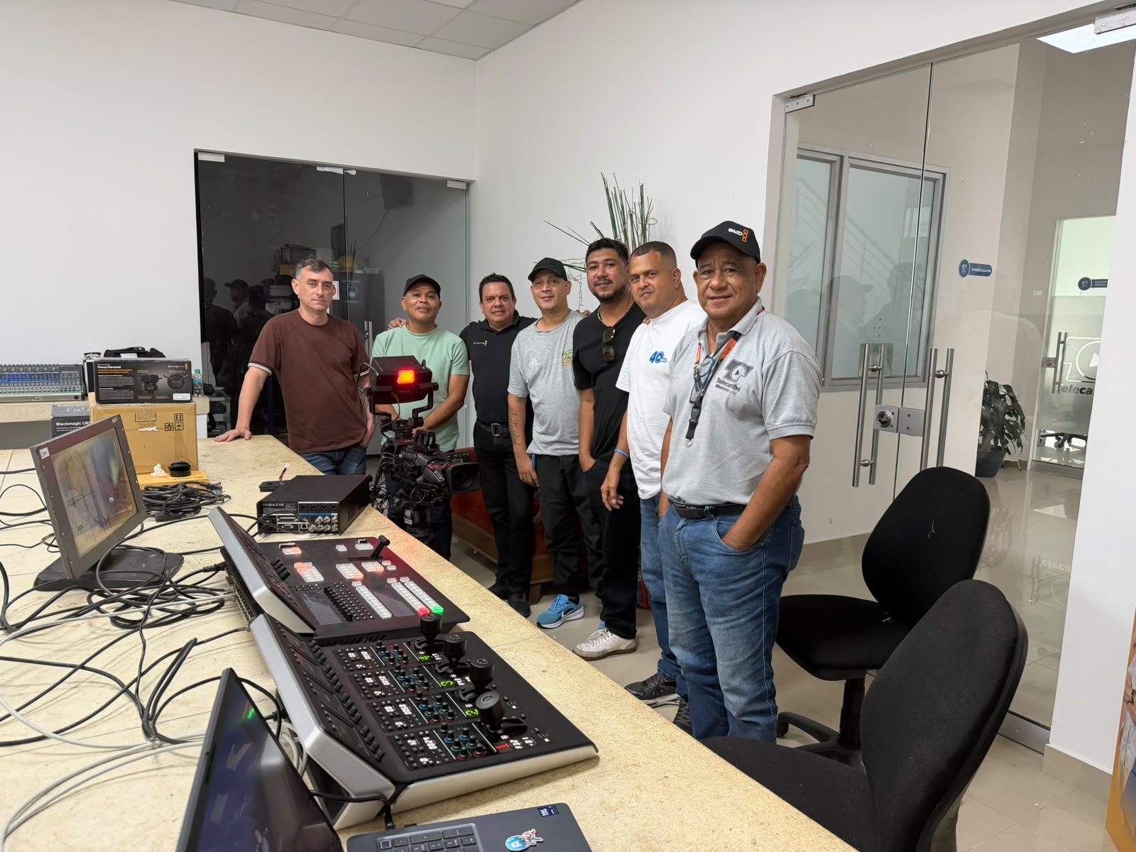 Equipo de Aprotech y Telecaribe junto al switcher ATEM Television Studio durante la demostración