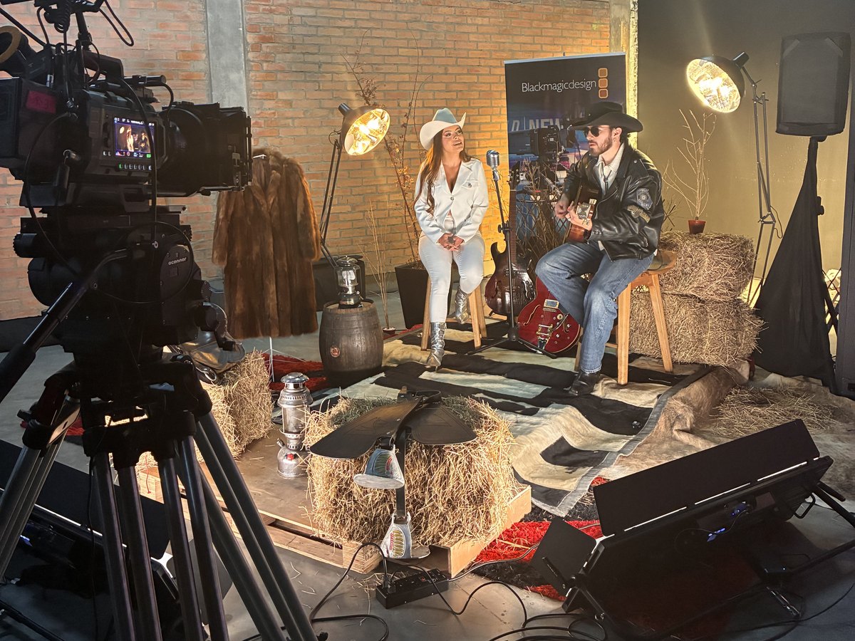 Sesión musical en vivo grabada con la Blackmagic URSA Cine en el set del Blackmagic Week Colombia