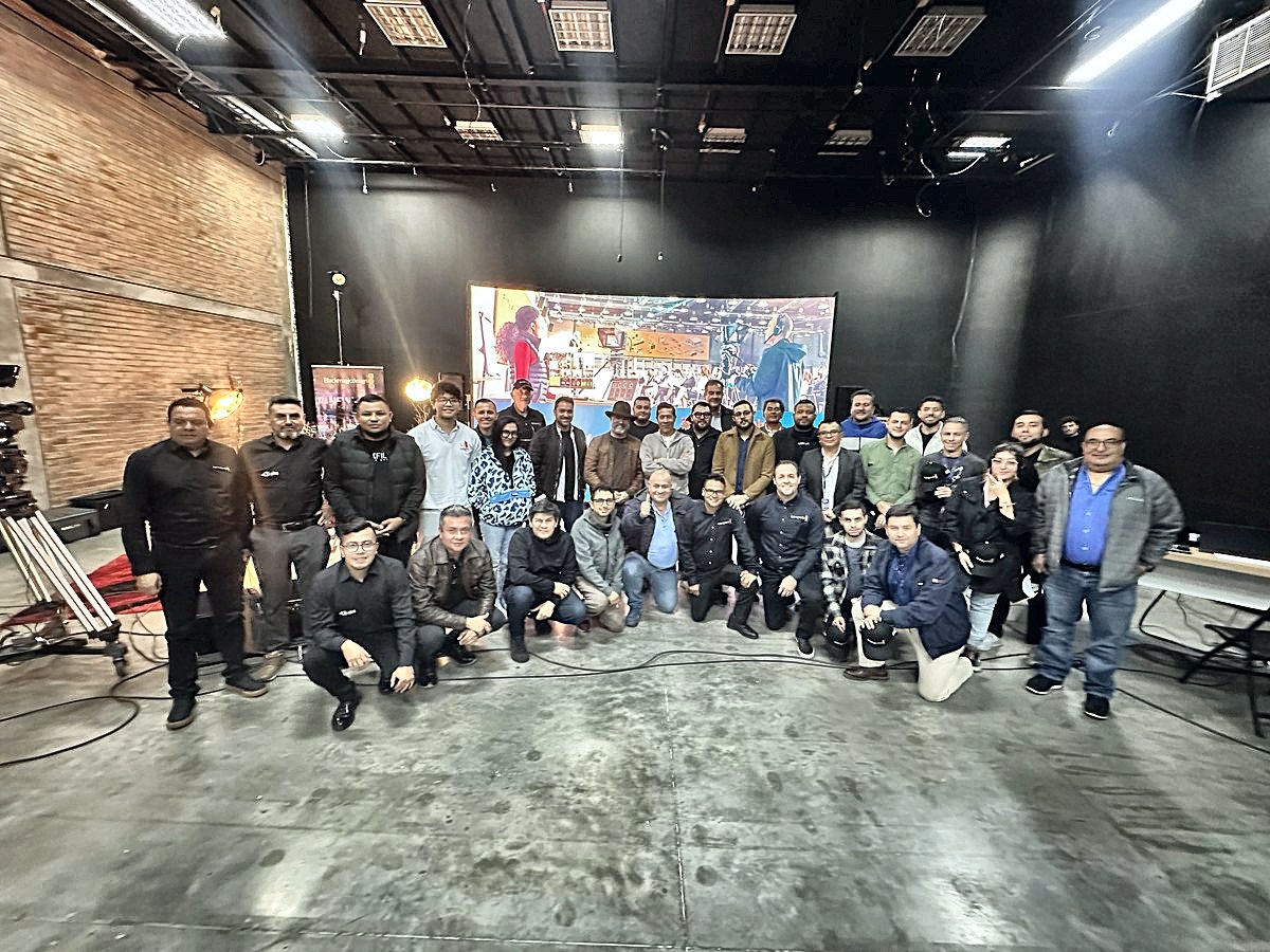 Asistentes del Blackmagic Week Colombia 2026 frente a la pantalla LED del Estudio 5 de TIS Productions en Bogotá