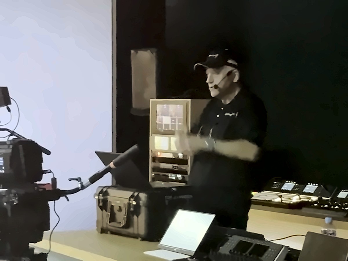 Expositor de Blackmagic Design explicando el flujo de trabajo de la URSA Cine durante el Blackmagic Week Colombia