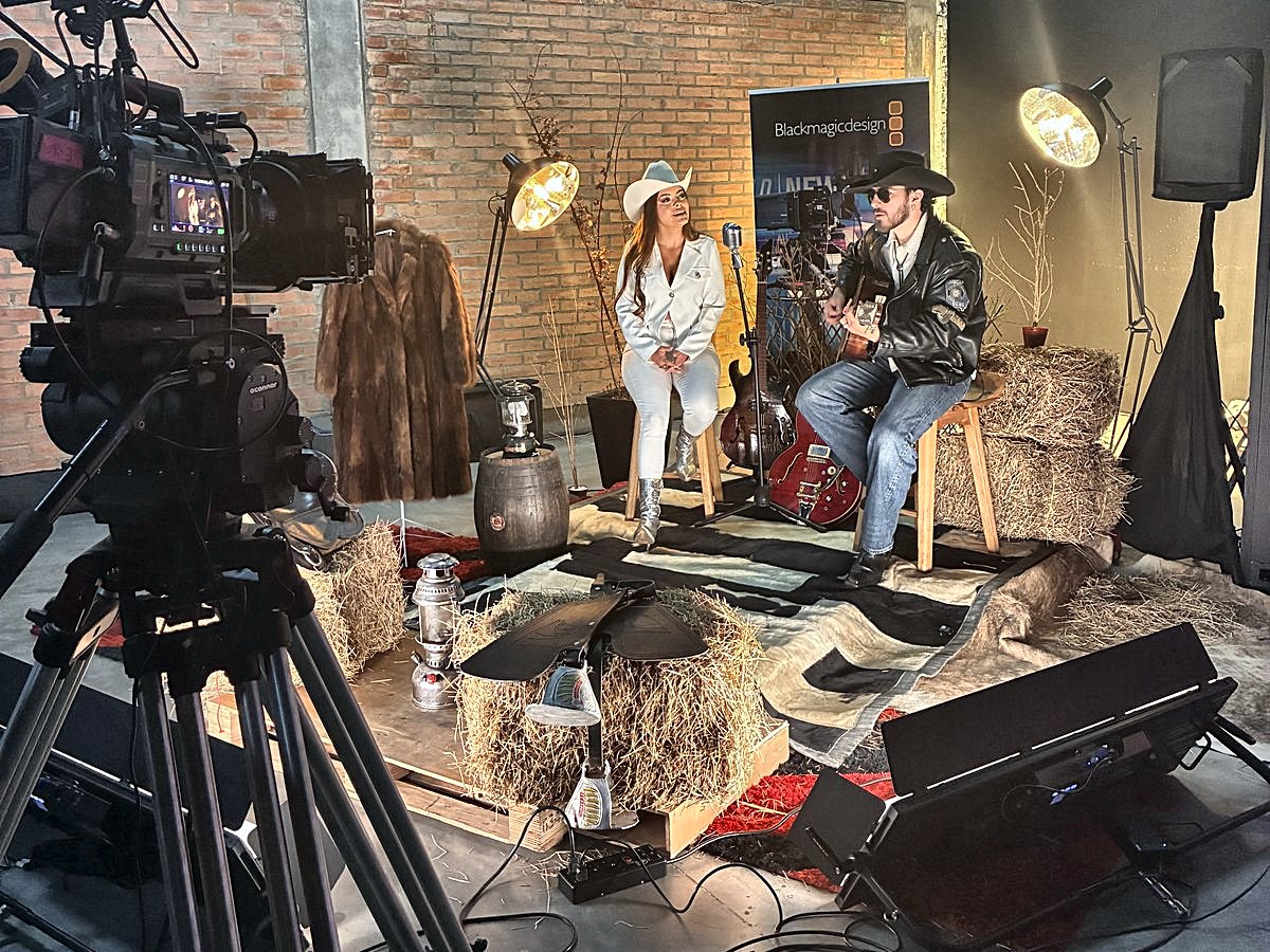 Sesión musical en vivo grabada con la Blackmagic URSA Cine en el set del Blackmagic Week Colombia